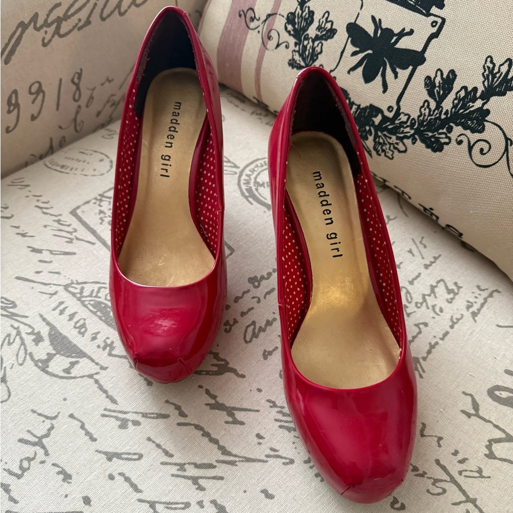 Madden Girl Glossy Red Heels, Size 6 - Picture 4 of 7